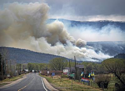 Un incendio arde el miércoles 4 de mayo de 2022 cerca de Cleveland, a poca distancia de Mora, Nuevo México. (Jim Weber/Santa Fe New Mexican via AP)