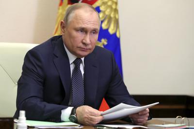 El presidente ruso Vladimir Putin asiste a una videoconferencia con altos funcionarios para tratar el apoyo a la aviación rusa en medio de las sanciones occidentales, el jueves 31 de marzo de 2022, en la residencia Novo-Ogaryovo situada en las afueras de Moscú, Rusia. (Mijail Klimentyev, Sputnik, Foto compartida por el Kremlin vía AP)