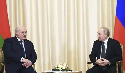 El presidente ruso Vladimir Putin, derecha, y el de Bielorrusia, Alexander Lukashenko, conversan durante su reunión en la residencia oficial de Novo-Ogaryovo, en las afueras de Moscú, viernes 17 de febrero de 2023. (Vladimir Astapkovich, Sputnik, Kremlin Pool Photo via AP)