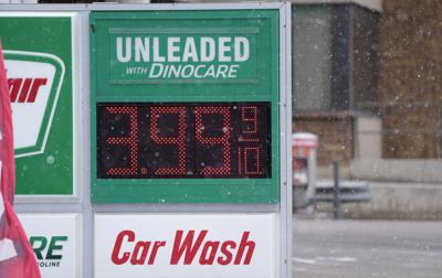 El precio de un galón de gasolina de grado regular se muestra en un letrero digital en una estación de servicio el miércoles 9 de marzo de 2022 en Denver. (AP Photo/David Zalubowski)