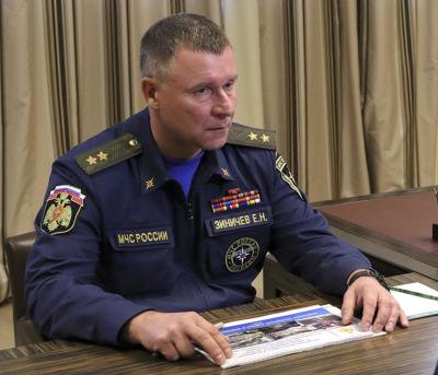 ARCHIVO - En esta foto del 27 de octubre de 2018, el ministro de Situaciones de Emergencia ruso Yevgeny Zinichev asiste a una reunión con el presidente Vladimir Putin en Sochi, Rusia. El ministerio dijo el miércoles 8 de setiembre de 2021 que Zinichev murió durante unos ejercicios en el Ártico. (Mikhail Klimentyev, Sputnik, Kremlin Pool Foto via AP)