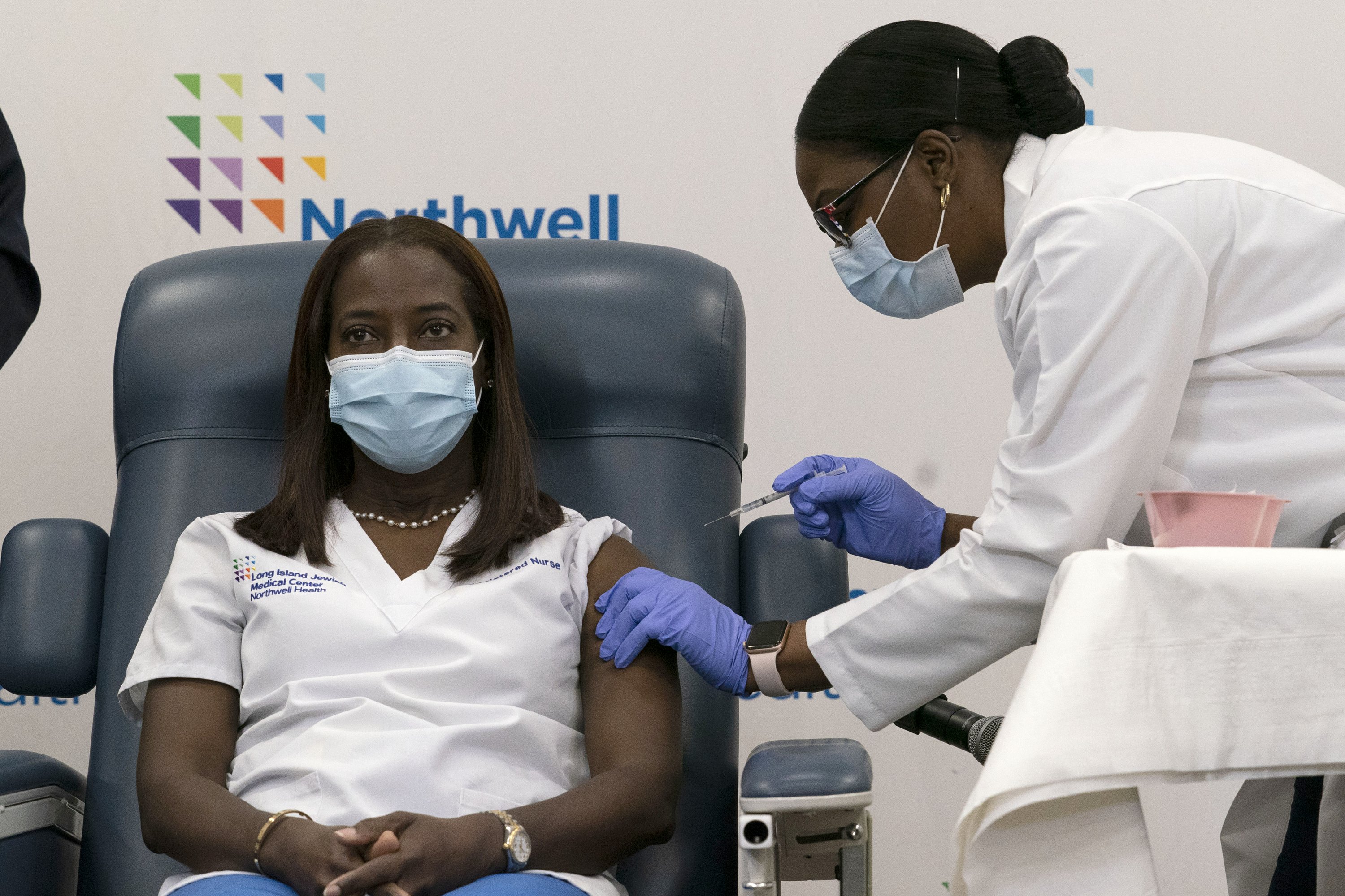 The COVID-19 vaccine begins to become available to US health workers