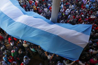 Partidarios de la presidenta electa de Honduras, Xiomara Castro, se reúnen frente al Congreso en Tegucigalpa, Honduras, el domingo 23 de enero de 2022. (AP Foto/Elmer Martinez)