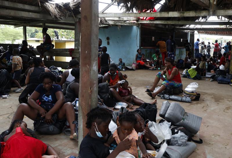 Migrantes descansan en un centro de recepción temporal en Lajas Blancas, Darién, Panamá, el sábado 23 de octubre de 2021. Un número creciente de mujeres migrantes han reportado haber sufrido abusos sexuales mientras cruzaban la peligrosa jungla del Darién, fronteriza con Colombia, con rumbo a Estados Unidos. Un grupo de legisladores panameños viajó el sábado en una misión de investigación para hablar con víctimas y autoridades en la remota provincia darienita. (Foto AP/Ana Rentería)