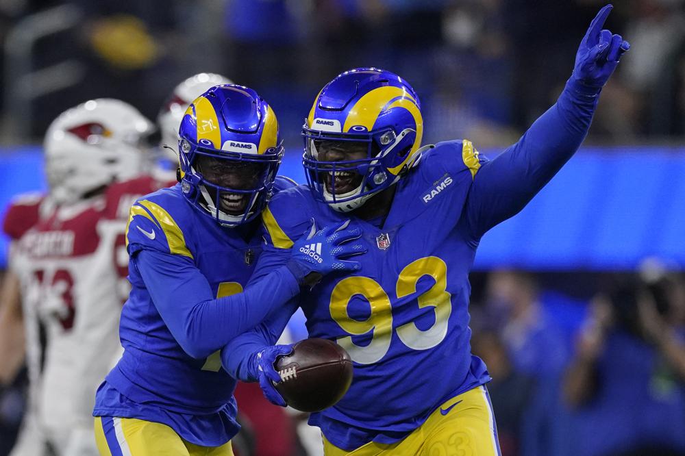 El tackle defensivo de los Rams de Los Ángeles, Marquise Copeland (93), celebra después de interceptar un pase contra los Cardinals de Arizona durante la primera mitad de un partido de fútbol americano de los playoffs de comodines de la NFL en Inglewood, California, el lunes 17 de enero de 2022. (Foto AP/ Mark J Terrill)