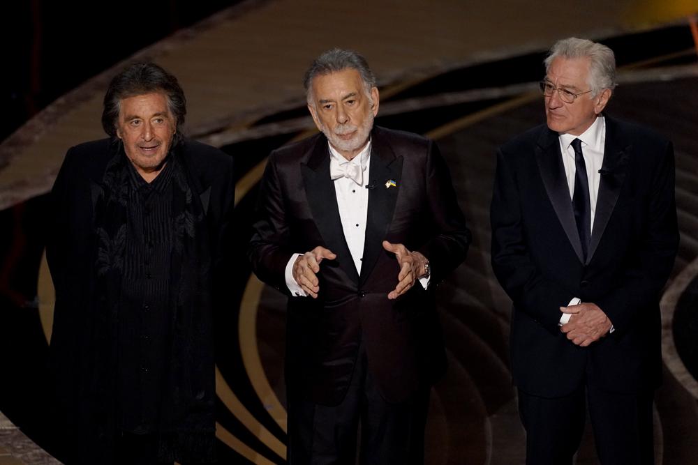 Al Pacino, de izquierda a derecha, Francis Ford Coppola y Robert De Niro aparecen en el escenario durante una reunión de 