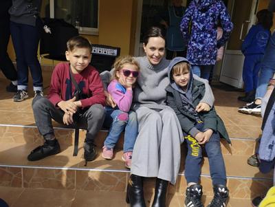 En esta imagen facilitada por el ayuntamiento de Leópolis, Angelina Jolie, actriz de Hollywood y embajadora de buena voluntad de ACNUR, posa el sábado 30 de abril de 2022 para una foto con niños en Leópolis. (Maksym Kozutsky/Ayuntamiento de Lviv vía AP)