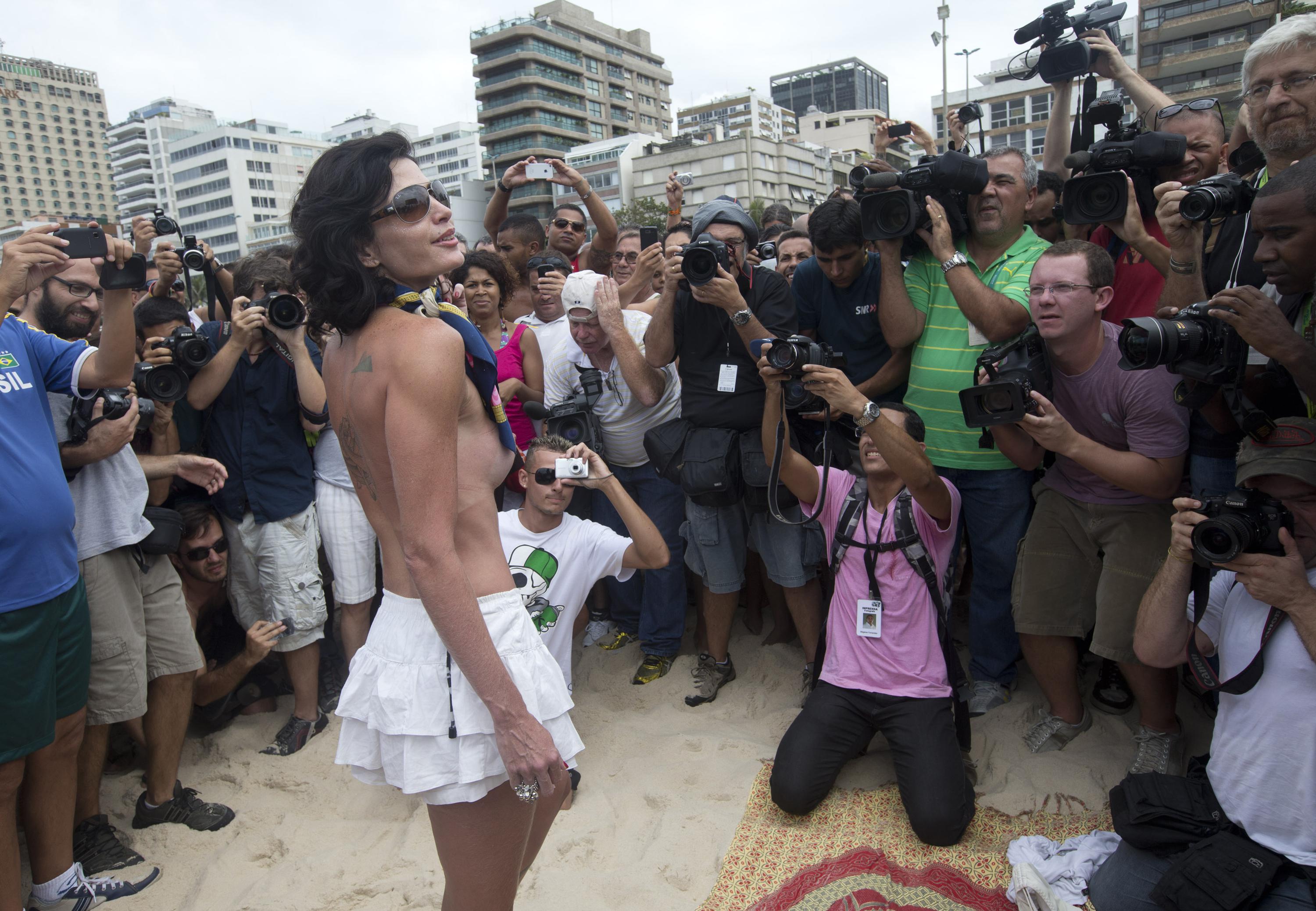 Woman in Brazil publicly rubs her bare breasts on a man's face in bizarre  anti-sexual harassment display, indy100