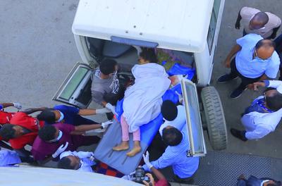 En esta imagen tomada de un video se ve la llegada de una víctima herida en una ambulancia al hospital Ayder en Mekele, en la región de Tigray del norte de Etiopía, el miércoles 23 de junio de 2021, tras un presunto ataque aéreo contra un mercado. (AP Foto)