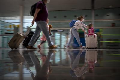 Turistas llegando al aeropuerto de Barcelona, España, el 7 de junio de 2021. (AP Foto/Emilio Morenatti, File)