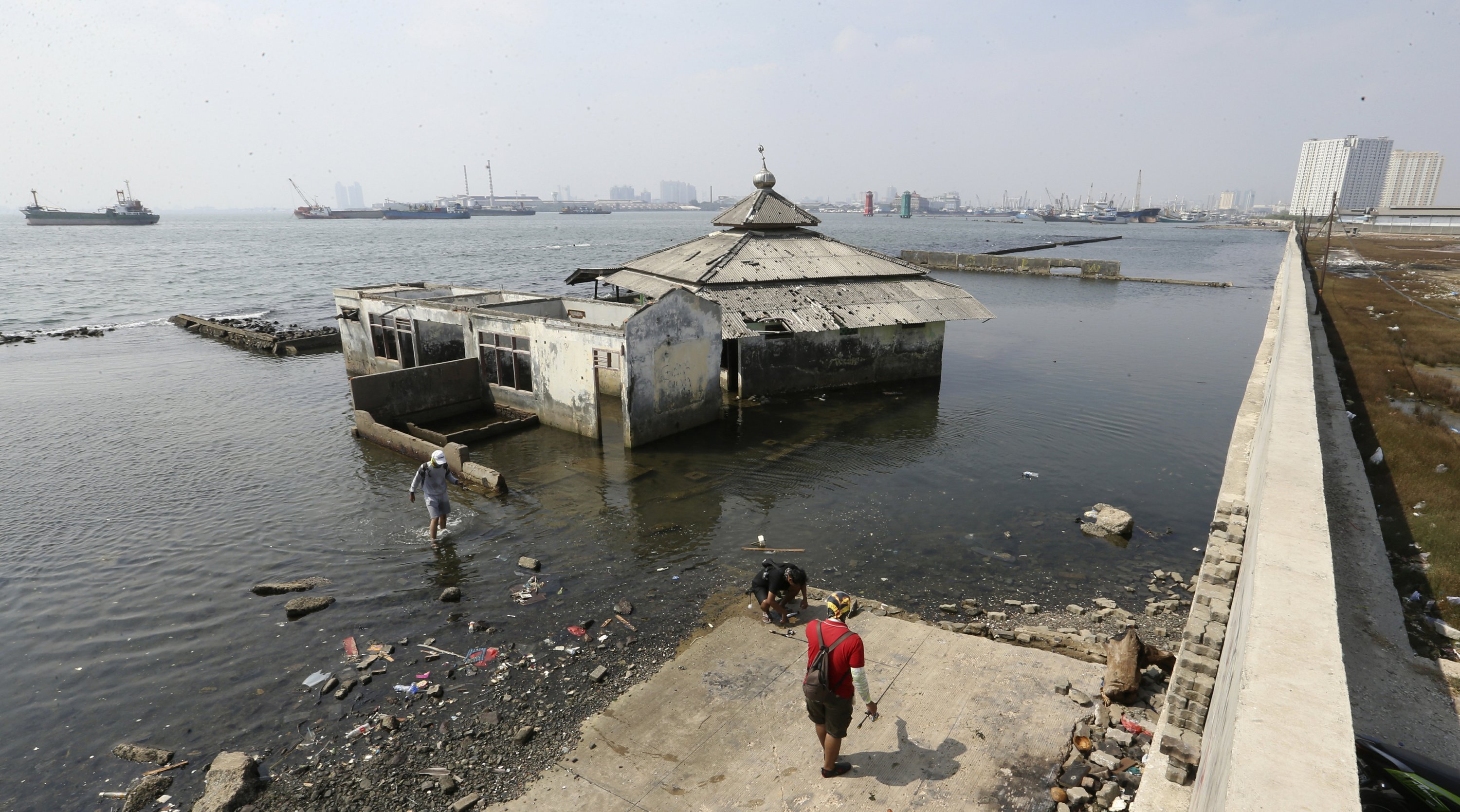 Indonesia's leader says sinking Jakarta needs giant sea wall