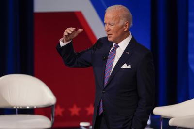 El presidente Joe Biden participa de una asamblea organizada por la cadena CNN en el teatro Pearlstone, Baltimore, 21 de octubre de 2021. (AP Foto/Evan Vucci)