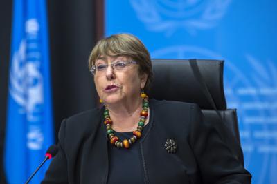 ARCHIVO - La alta comisionada de Naciones Unidas para los Derechos Humanos, Michelle Bachelet, durante una conferencia de prensa en la sede europea de la ONU en Ginebra, Suiza, el 9 de diciembre de 2020. (Martial Trezzini/Keystone via AP, Archivo)