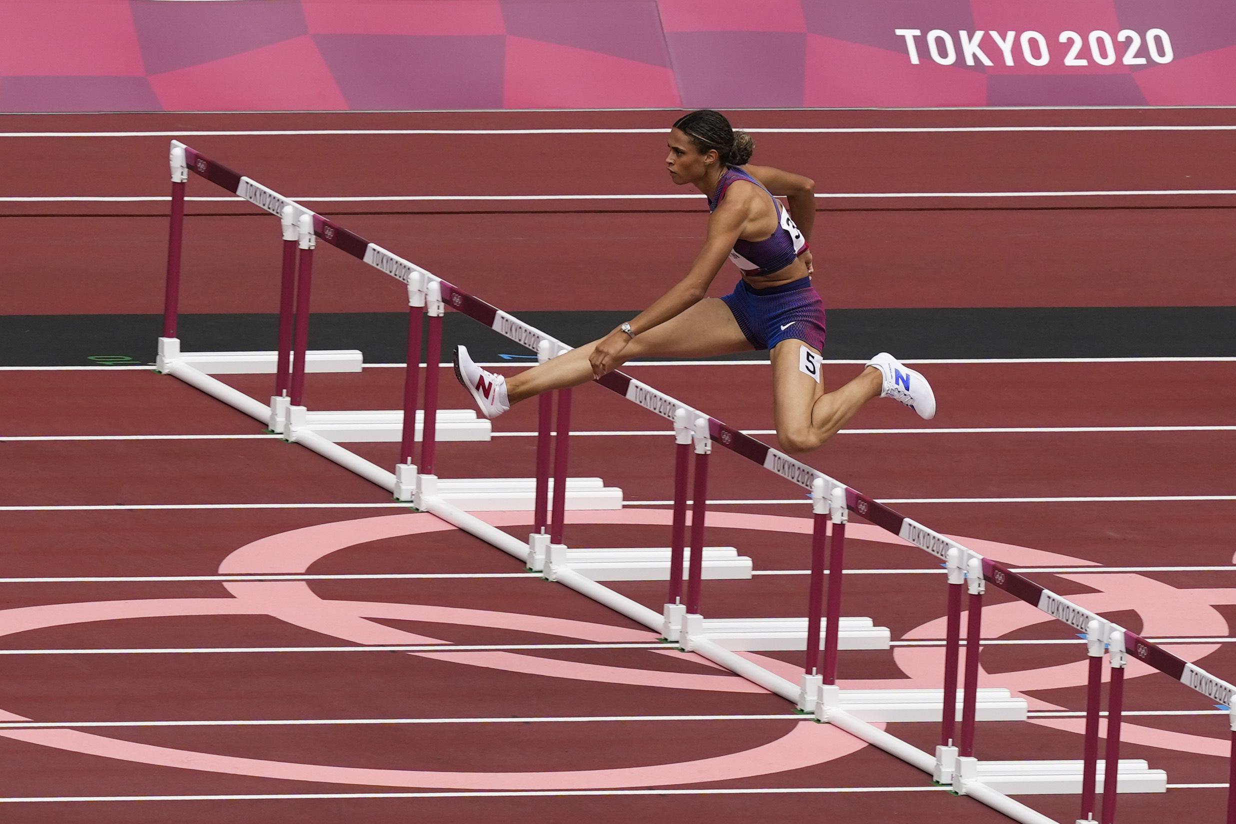 Amerikaanse vrouwen strijden op de 400 meter horden