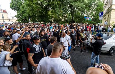 Cientos de personas participan en una marcha para protestar por la muerte de un hombre originario de Roma, Stanislav Tomas, que falleció a manos de un policía en Teplice, República Checa, el sábado 26 de junio de 2021. (Ondrej Hajek/CTK vía AP)