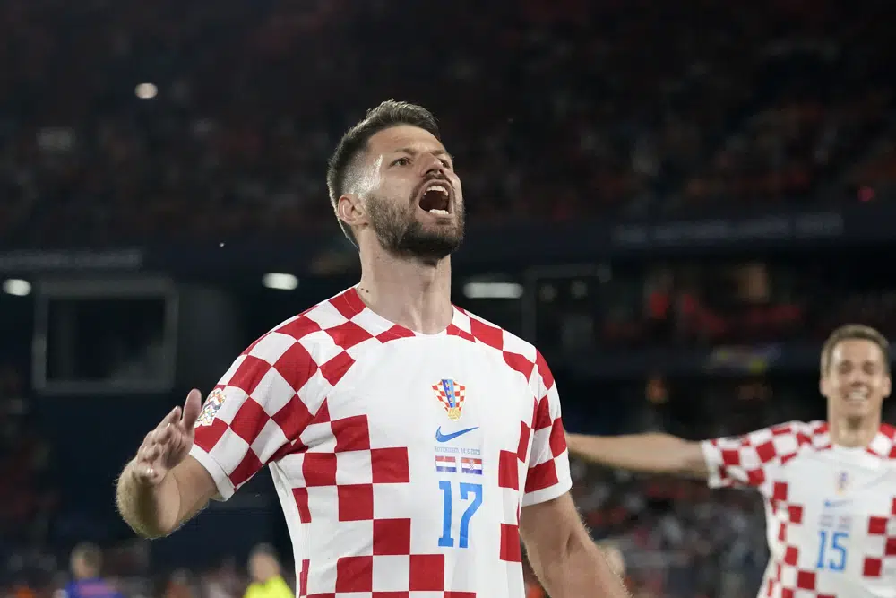 Bruno Petkovic celebra tras anotar el tercer gol de Croacia ante Holanda en las semifinales de la Liga de Naciones, el miércoles 14 de junio de 2023, en Rotterdam. (AP Foto/Peter Dejong)