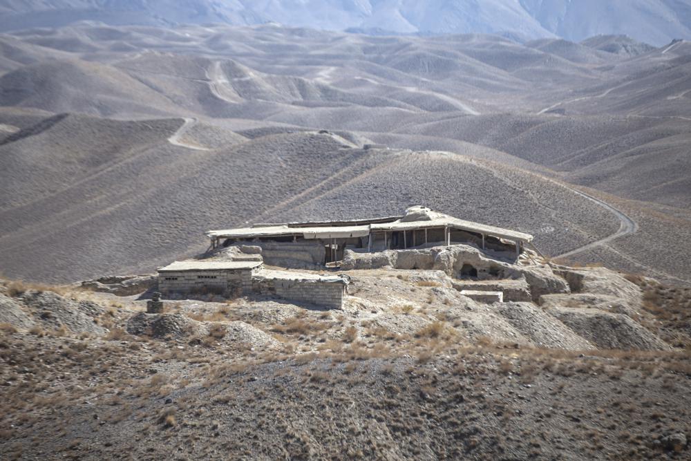 BYLINE Y FECHA CORRECTOS: una vista general del valle de Mes Aynak se ve a unos 40 kilómetros (25 millas) al suroeste de Kabul, Afganistán, el sábado 30 de octubre de 2021. El valle es el segundo cobre sin explotar más grande del mundo estimado en casi $ 1 billón.  (Foto AP/Ahmad Halabisaz)