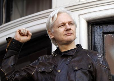 ARCHIVO - En esta foto de archivo del 19 de mayo de 2017, Julian Assange saluda a sus seguidores frente a la embajada ecuatoriana en Londres. El Alto Tribunal 
In this Friday May 19, 2017 file photo, Julian Assange greets supporters outside the Ecuadorian embassy in London. Britain's High Court on Wednesday July 7, 2021, has granted the U.S. government permission to appeal a decision that WikiLeaks founder Julian Assange cannot be sent to the United States to face espionage charges. (AP Photo/Frank Augstein, File)