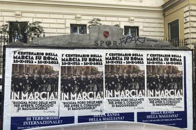 Afiches que aparecieron en Roma el 27 de octubre del 2022 llamando a participar en la conmemoración del 100mo aniversario de la Marcha sobre Roma, con una foto de Benito Mussolini y una cita suya: "Es necesario fijarse metas para tener el coraje de alcanzarlas". La municipalidad de Roma ordenó que fuesen retirados. (AP Photo/Gregorio Borgia)