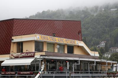 Una vista de la terminal del teleférico de Stresa a Mottarone, en Stresa, Italia, el lunes 24 de mayo de 2021. El ministro de Transporte de Italia prometió el lunes establecer la causa de un accidente del teleférico que mató a 14 personas, después de que el cable principal aparentemente se rompió y una cabina se desplomó. (AP Foto/Antonio Calanni)