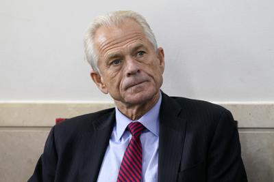 En esta imagen del 14 de agosto de 2020, el asesor comercial de la Casa Blanca, Peter Navarro, escucha al presidente Donald Trump durante una conferencia de prensa en Washington. (AP Foto/Patrick Semansky, archivo)