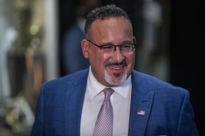 El secretario de Educación de EEUU, Miguel Cardona, habla con la prensa tras visitar una escuela primaria en el Bronx, en Nueva York, el 17 de agosto de 2021. (AP Foto/Brittainy Newman)