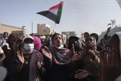 Sudaneses protestan contra el golpe militar que derrocó al gobierno el mes pasado, en Jartum, Sudán, el miércoles 17 de noviembre de 2021. (AP Foto/Marwan Ali)