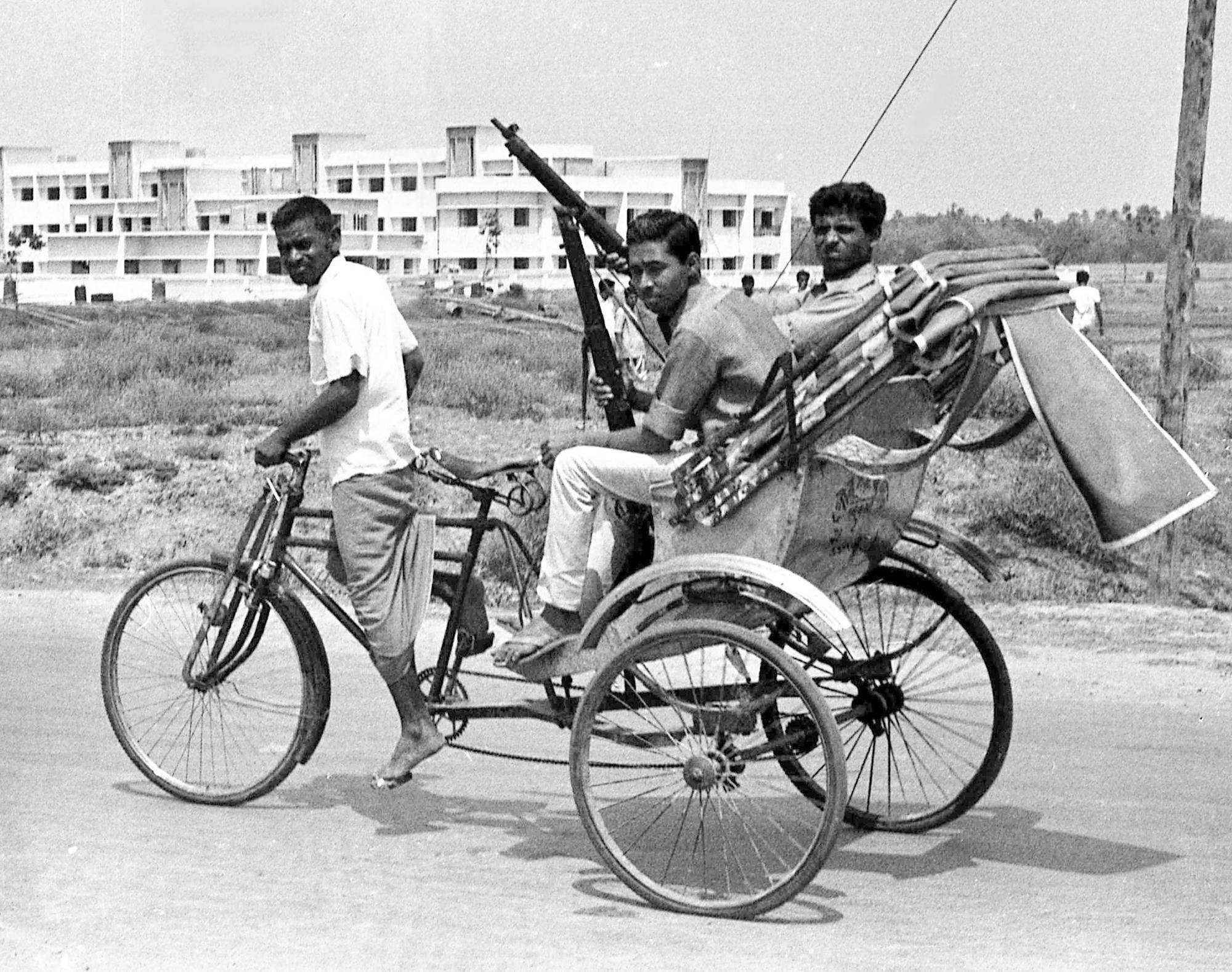 ARQUIVO - Combatentes armados do Paquistão Oriental dirigem-se para a frente de batalha de pedicab, em Jessore, Paquistão Oriental, em 2 de abril de 1971. A cidade, perto da fronteira com a Índia, foi palco de combates ferozes entre os seguidores do Paquistão Oriental do líder nacionalista bengali Sheikh Mujibur Rahman e forças do Exército do Paquistão. (Foto/Arquivo AP)