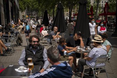 ARCHIVO - En esta fotografía de archivo del 28 de mayo de 2021, muchas personas disfrutan de bebidas en un bar del centro de Barcelona, España. (AP Foto/Emilio Morenatti, archivo)