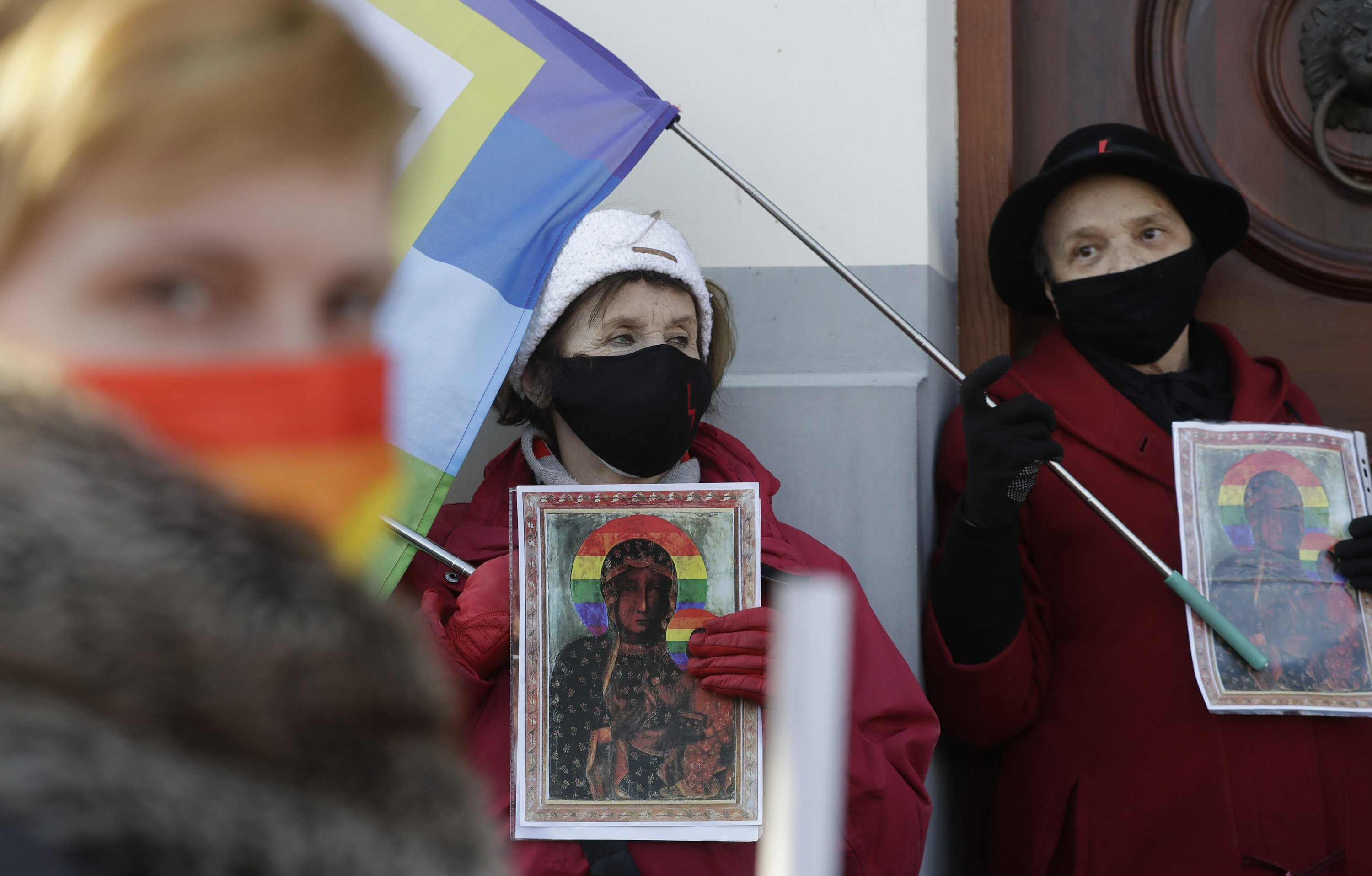 Polski sąd uniewinnił działaczy, którzy umieścili tęczę LGBT na ikonie