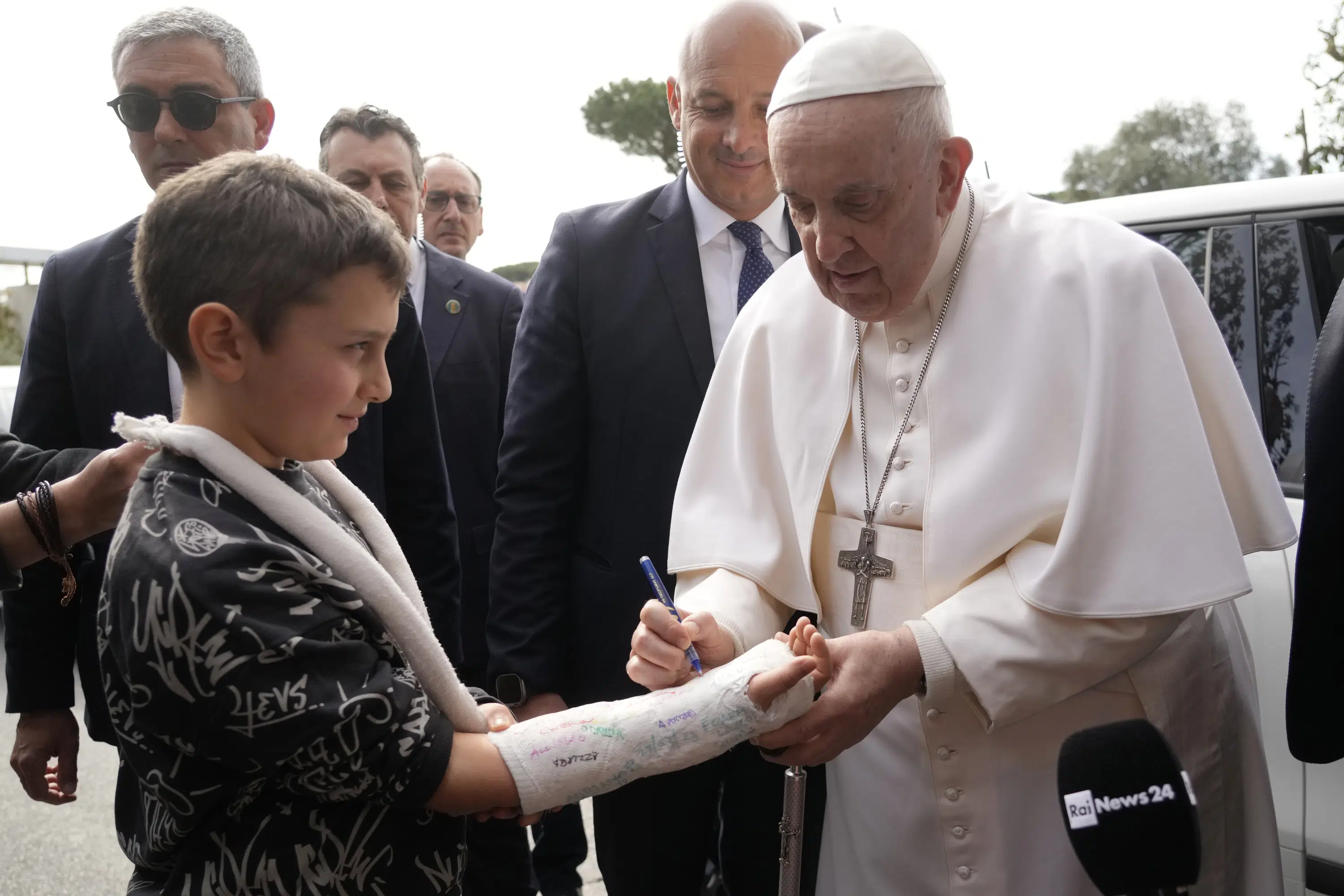 Le pape François sort de l’hôpital.  « Il est toujours en vie », plaisante-t-il