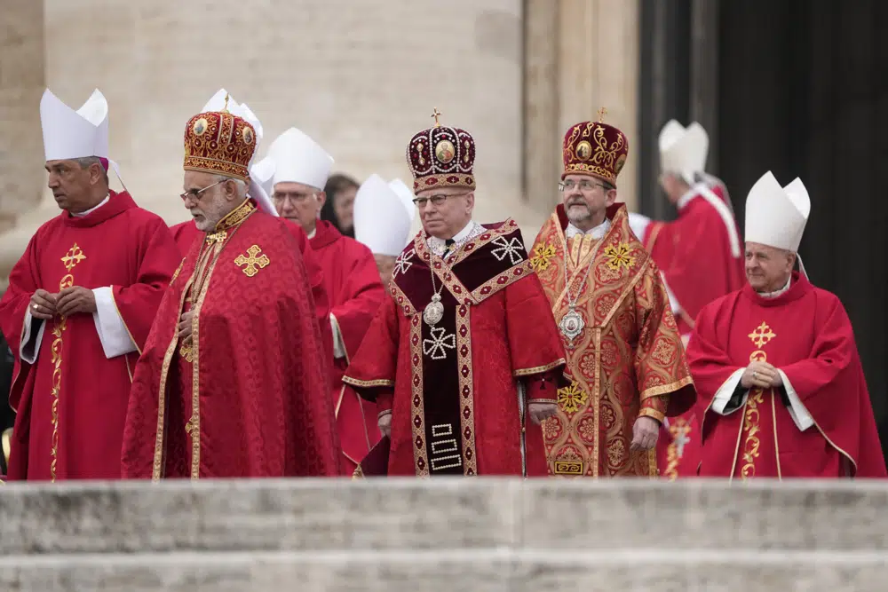 Una procesión de cardenales llega al funeral del papa emérito Benedicto XVI en la Plaza de San Pedro, en el Vaticano, el 5 de enero de 2023. (AP Foto/Andrew Medichini)