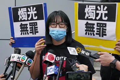 ARCHIVO - Chow Hang-tung, vicepresidente de la Alianza de Hong Kong en Apoyo de los Movimientos Patrióticos Democráticos de China, se va después de ser liberado bajo fianza en una estación de policía en Hong Kong, el 5 de junio de 2021. Tres ex organizadores, incluido Chow, de la vigilia anual de Hong Kong en recuerdo de las víctimas de la represión de China en 1989 contra las protestas a favor de la democracia fueron encarcelados el sábado 11 de marzo de 2023 durante cuatro meses y medio por no proporcionar a las autoridades información sobre el grupo de acuerdo con una ley de seguridad nacional. (AP Photo/Kin Cheung, Archivo)