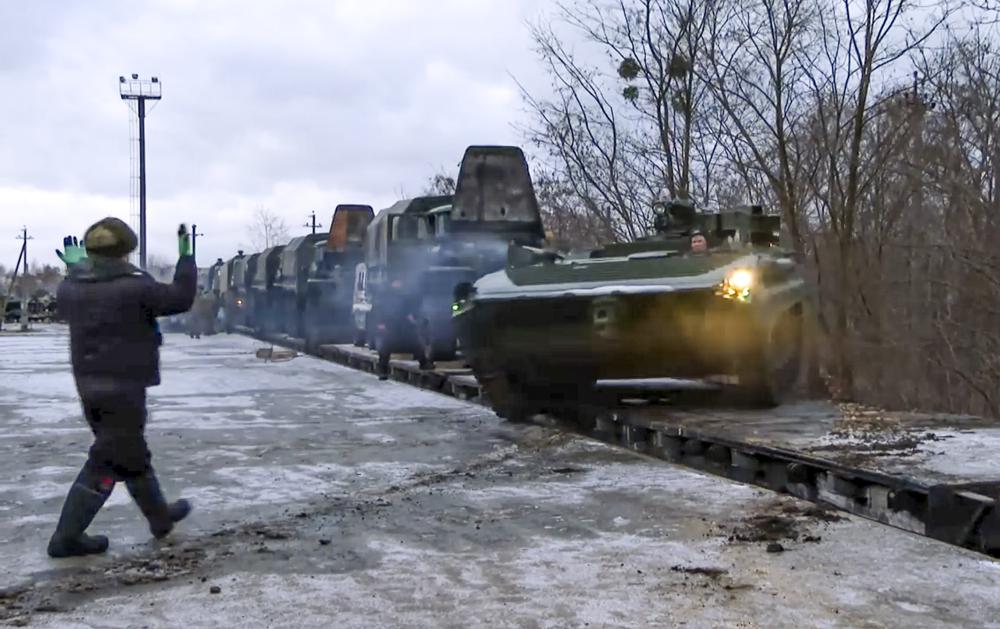 ARCHIVO - En esta imagen tomada de un video proporcionado por el Servicio de Prensa del Ministerio de Defensa de Rusia, un vehículo blindado ruso sale de una plataforma ferroviaria después de llegar a Bielorrusia, el miércoles 19 de enero de 2022. Con decenas de miles de soldados rusos posicionados cerca de Ucrania, el Kremlin ha mantenido a los EE. UU. y sus aliados adivinando sus próximos movimientos en la peor crisis de seguridad entre Rusia y Occidente desde la Guerra Fría.  (Servicio de Prensa del Ministerio de Defensa Ruso vía AP, Archivo)