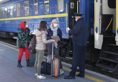 Un inspector de ferrocarril verifica los Certificados COVID de los pasajeros en una estación en Kiev, Ucrania, martes 26 de octibre de 2021. (AP Foto/Efrem Lukatsky)