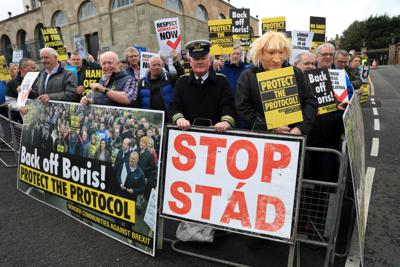 ARCHIVO - Manifestantes protestan previo a una visita del primer ministro británico Boris Johnson en Hillsborough, Irlanda del Norte, el lunes 16 de mayo de 2022. (AP Foto/Peter Morrison, Archivo)