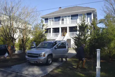 Foto tomada el 12 de enero de 2021 de la vivienda del presidente Joe Biden en Rehoboth Beach, Delaware. (Shannon McNaught/Delaware News Journal via AP)