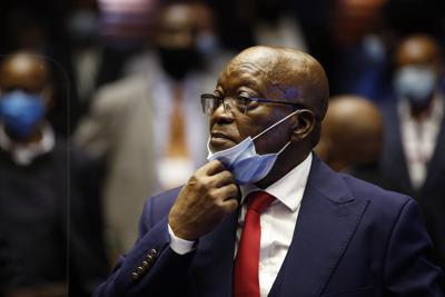 El expresidente sudafricano Jacob Zuma se presenta en el Tribunal Superior de Pietermaritzburg, Sudáfrica, miércoles 26 de mayo de 2021 en el comienzo de su juicio por corrupción. Zuma se declaró inocente de corrupción, extorsión, evasión fiscal y lavado de dinero. (Phill Magakoe/Pool Photo via AP)