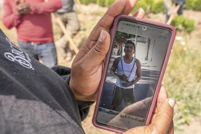 Un trabajador agrícola, que declinó se le identificara, mira el jueves 1 de julio de 2021 una fotografía de Sebastián Francisco Péres, que falleció el pasado fin de semana cuando trabajaba durante una ola de calor extrema cerca de St. Paul, Oregon. (Nathan Howard/AP Foto)
