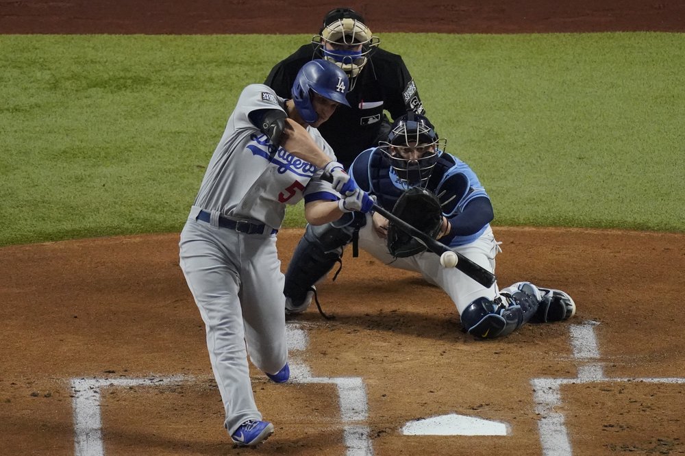 Corey Seager de Los Angeles Dodgers conecta un sencillo productor contra los Rays de Tampa Bay durante la primera entrada del Juego 5 de la Serie Mundial de MLB.