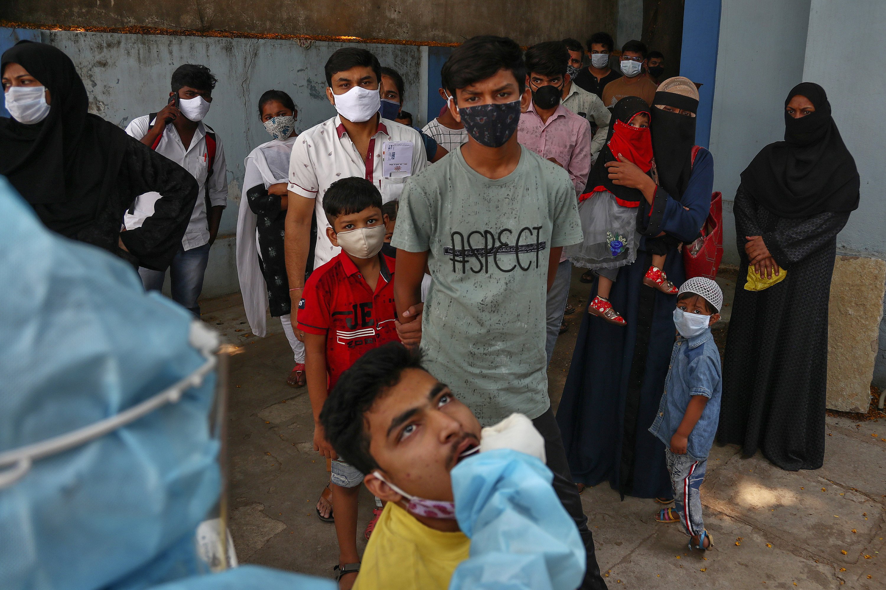 India’s capital to close amid explosive virus surges