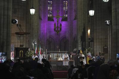 En la imagen, un momento del funeral por el arzobispo anglicano y Premio Nobel de la Paz, Desmond Tutu, en la catedral de St. George, en Ciudad del Cabo, Sudáfrica, el 1 de enero de 2022. (Nic Bothma/Pool Photo via AP).