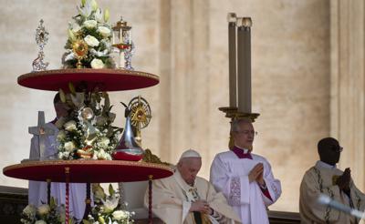 El papa Francisco se sienta junto a reliquias de diez nuevos santos en el altar de la Plaza de San Pedro del Vaticano, el domingo 15 de mayo de 2022, donde se celebró la misa de canonización. (AP Foto/Gregorio Borgia)