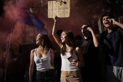 Manifestantes marchan en Marsella, Francia, martes 18 de octubre de 2022. Francia está paralizada por huelgas para exigir aumentos salariales a la par de la inflación. (AP Foto/Daniel Cole)