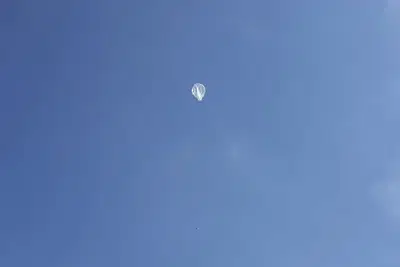 En esta imagen tomada de un video grabado por Tom Medlin el 11 de junio de 2022 un globo aerostático, que cuesta unos 12 dólares y tiene unos 80 centímetros (32 pulgadas) de diámetro, flota en el aire cerca de Collierville, Tennessee. (Tom Medlin vía AP)