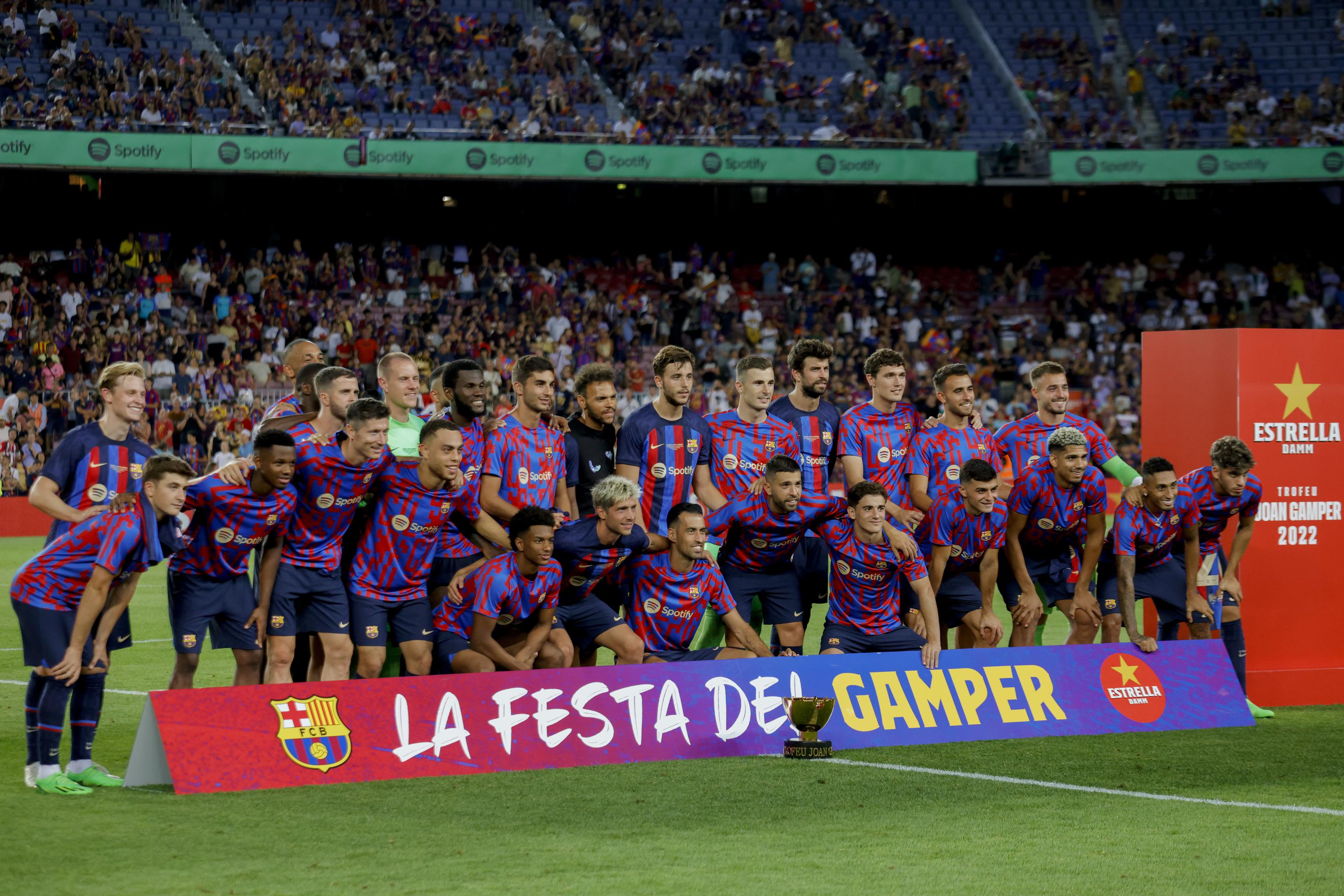 El Barcelona vende más activos en un intento de fichar jugadores
