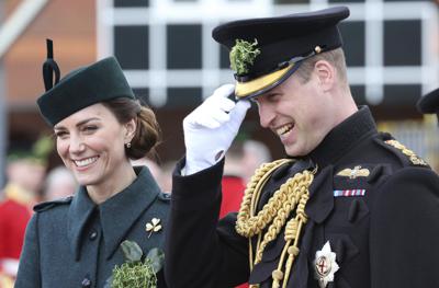 ARCHIVO - EK príncipe Guillermo y la princesa Catalina presencian el desfile por el Día de San Patricio en  el cuartel de Mons en Aldershot, Inglaterra, el 17 de marzo del 2022.  (Chris Jackson/Pool via AP)