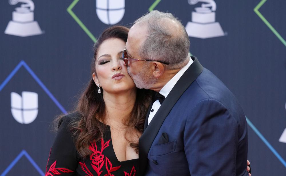 Gloria Estefan, izquierda, y Emilio Estefan se besan al llegar a la 22ª entrega del Latin Grammy el jueves 18 de noviembre de 2021 en el MGM Grand Garden Arena en Las Vegas. (Foto Eric Jamison/Invision/AP)