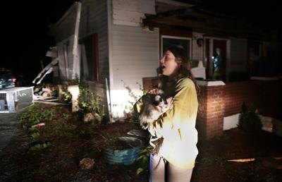 Una mujer ayuda a vecinos a recoger sus pertenencias tras el paso de la tormenta en Fredericktown, Missouri, el 25 de octubre del 2021.   (Robert Cohen/St. Louis Post-Dispatch via AP)