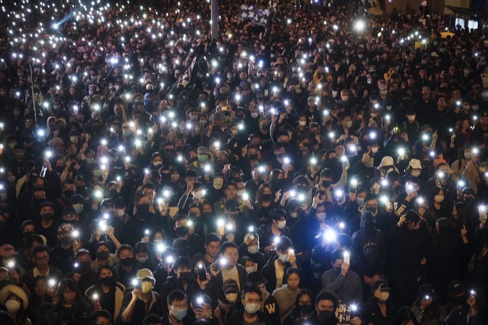 Фото - У Гонконзі санкціонована акція протесту зібрала, за словами організаторів, 800 тисяч учасників